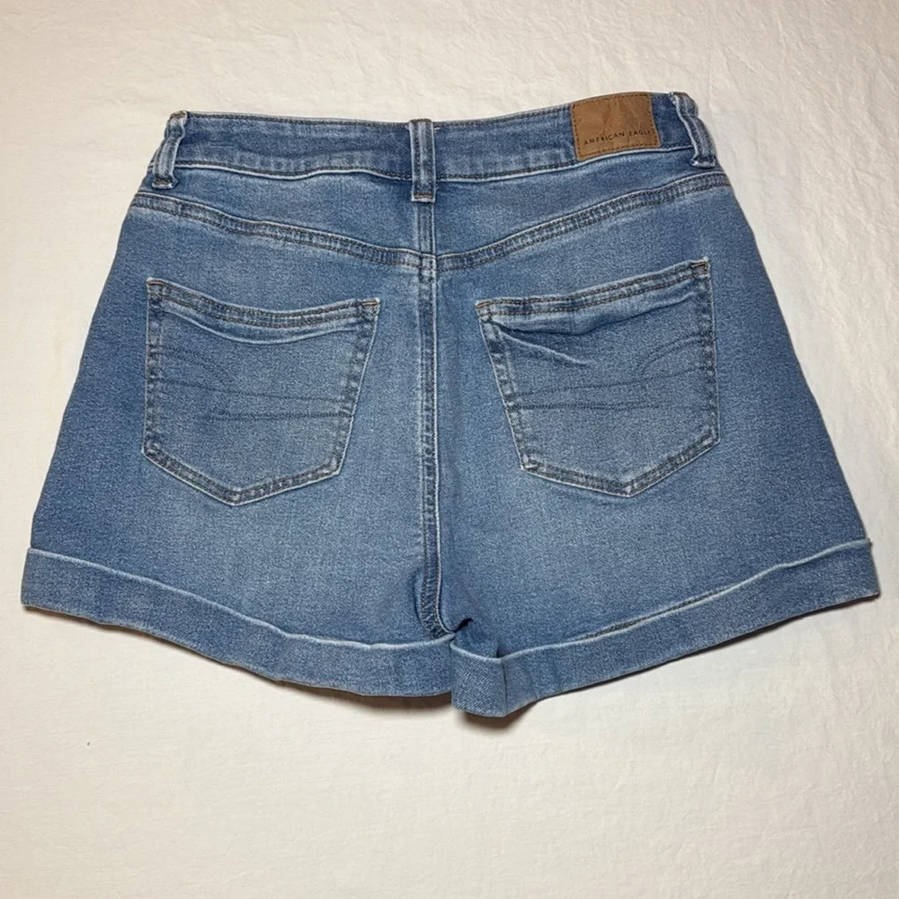 American Eagle Outfitters Women's Roll Cuff Medium Wash Mom Shorts Size 2 EUC - Picture 2 of 10